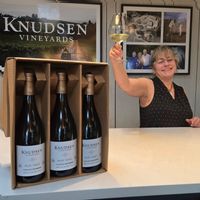 CHARDONNAY Pineau 椅子　スツール Talking Blocks Series Plot Twist Chardonnay 2022 | Knudsen Vineyards